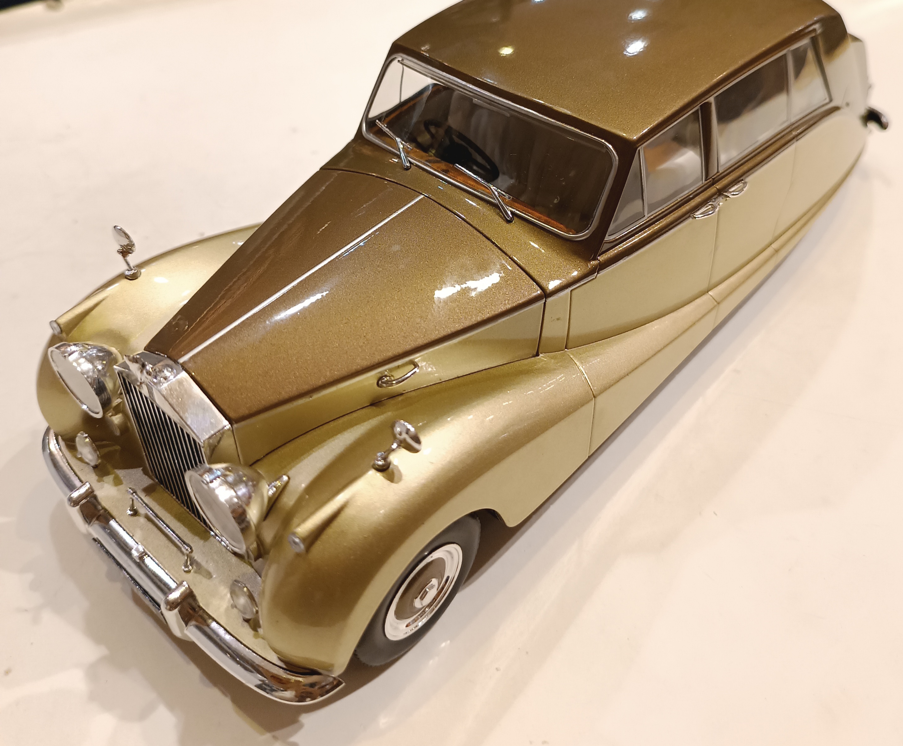 ROLLS ROYCE SILVER WRAITH EMPRESS BY HOOPER BROWN/GOLD 1956 MODELCAR 1/18