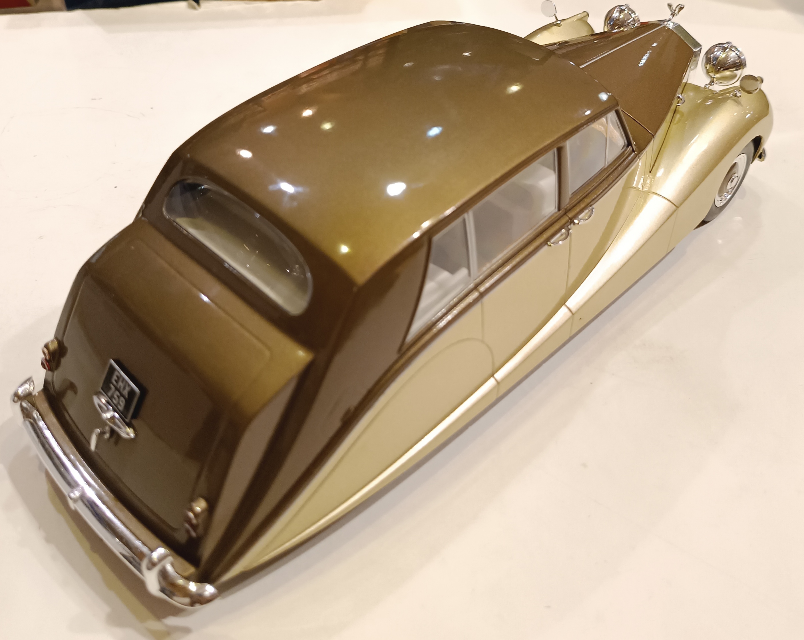 ROLLS ROYCE SILVER WRAITH EMPRESS BY HOOPER BROWN/GOLD 1956 MODELCAR 1/18