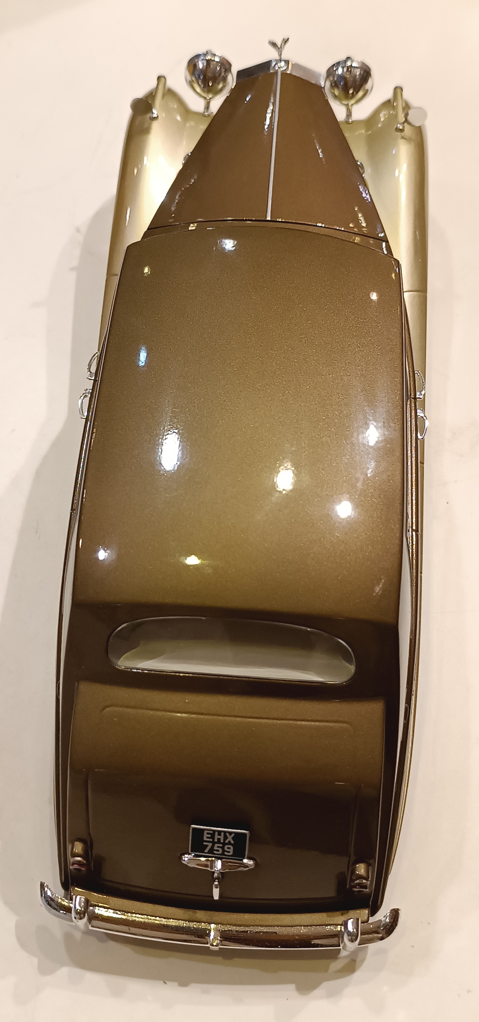 ROLLS ROYCE SILVER WRAITH EMPRESS BY HOOPER BROWN/GOLD 1956 MODELCAR 1/18