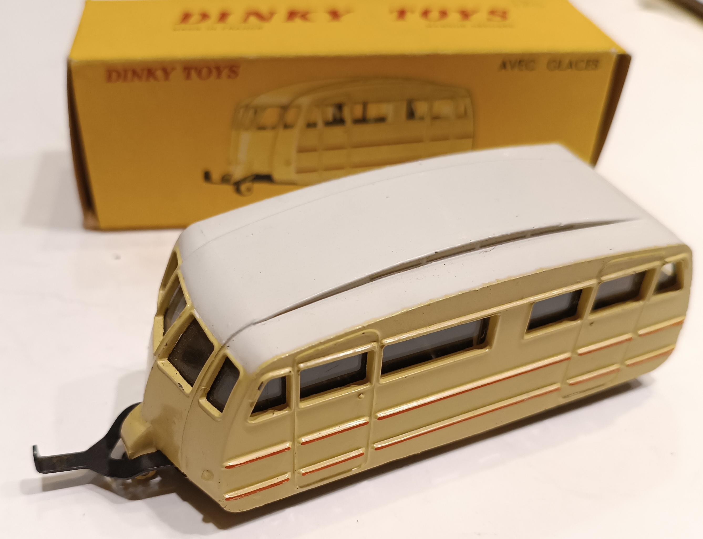 CARAVANE TOIT NON STRIE DINKY 1/43