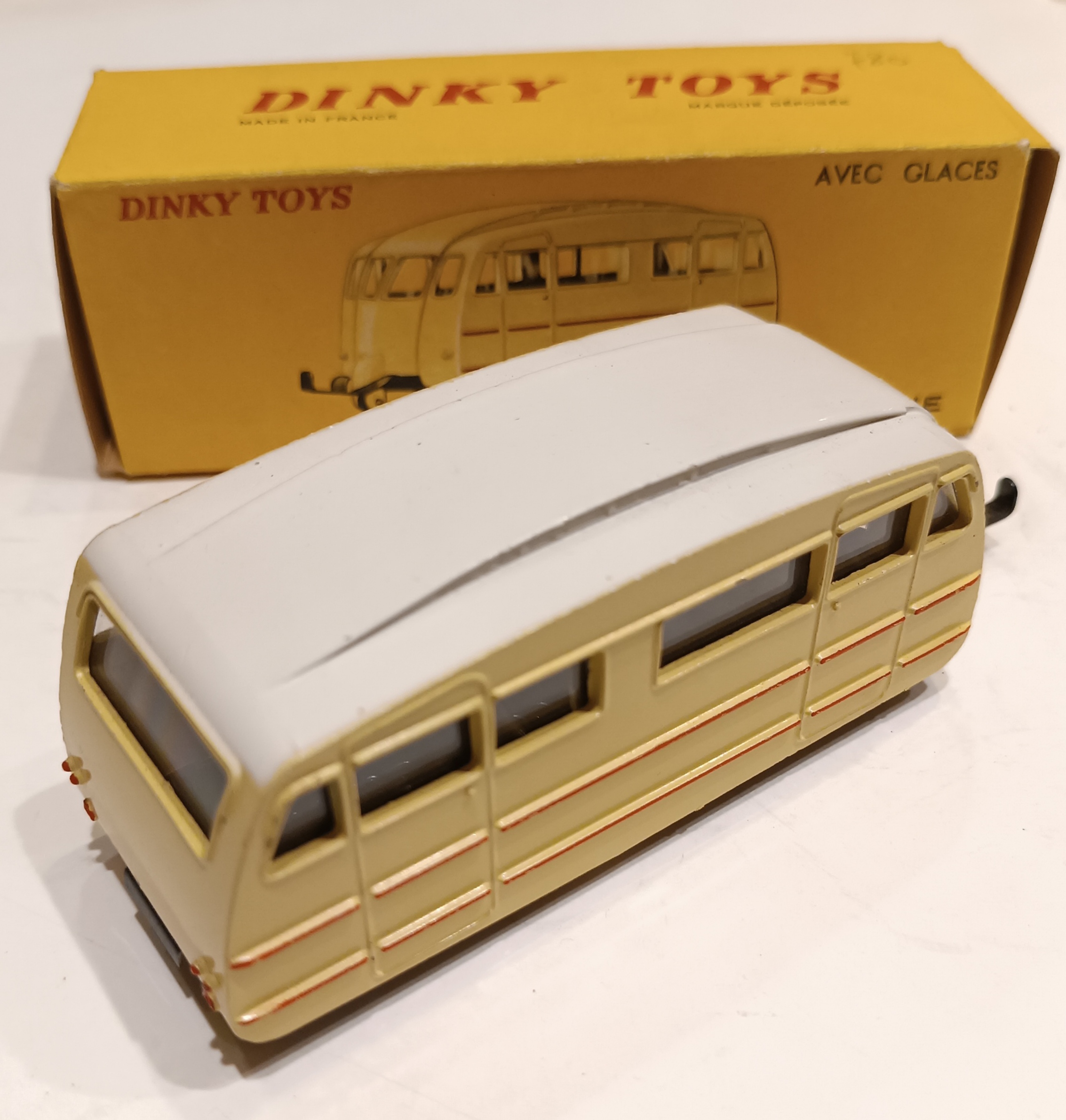 CARAVANE TOIT NON STRIE DINKY 1/43