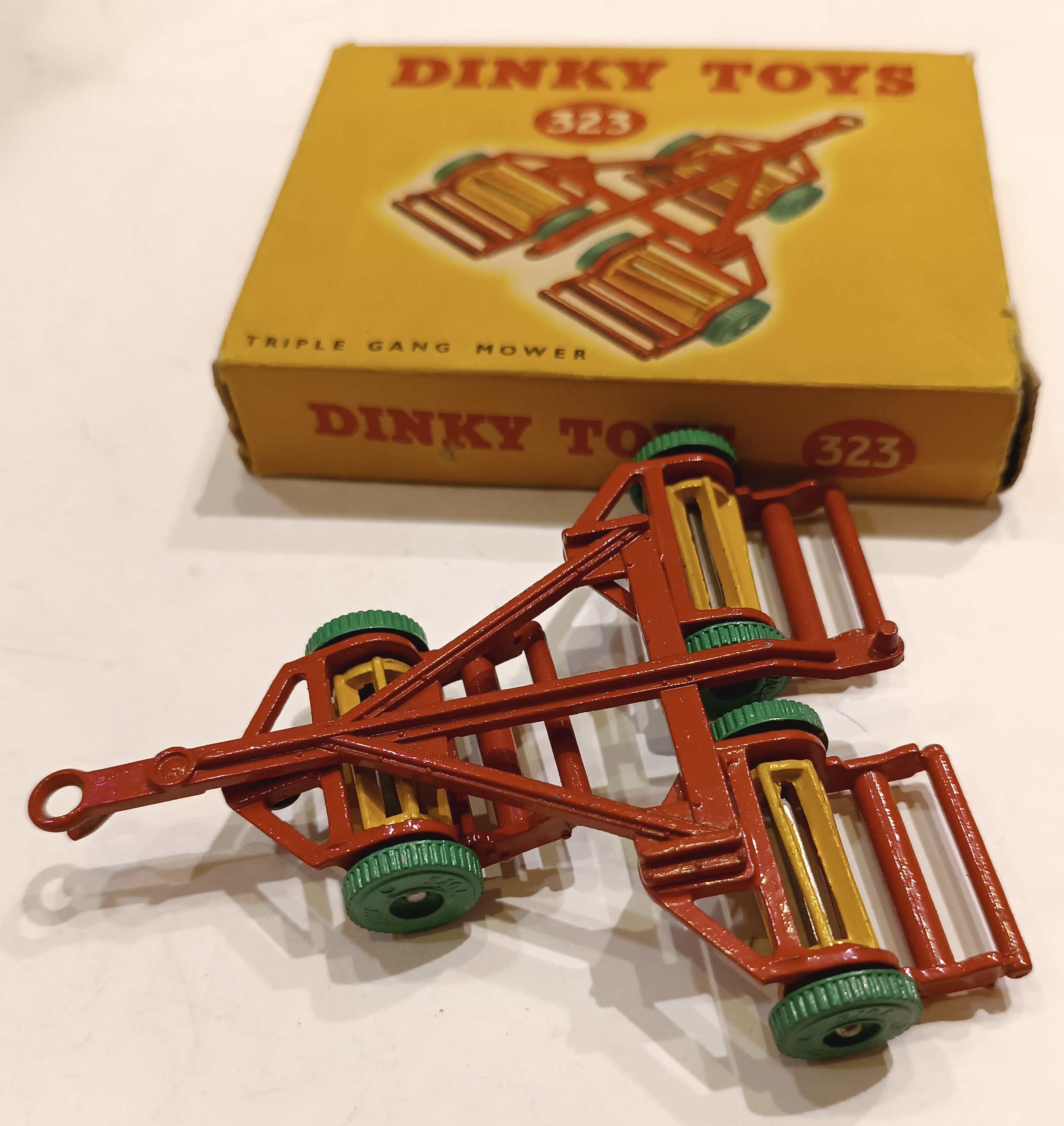 TRIPLE GANG MOWER DINKY TOYS 1/43