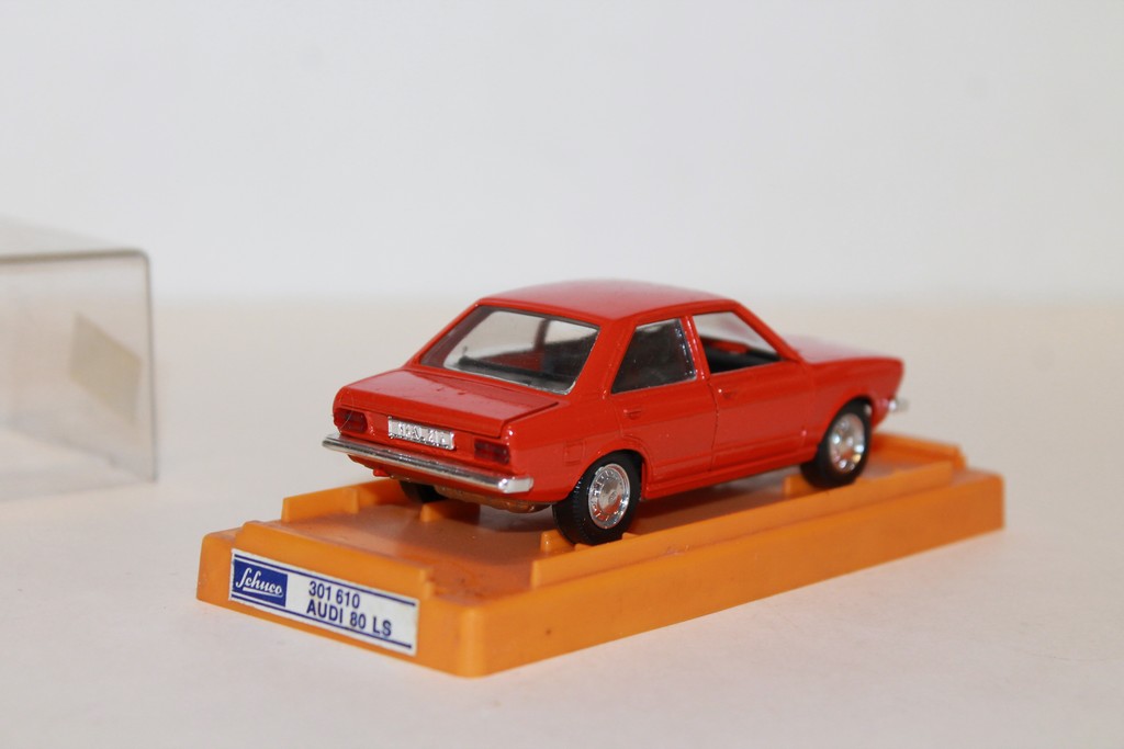 AUDI 80 LS ROUGE SCHUCO 1/43°