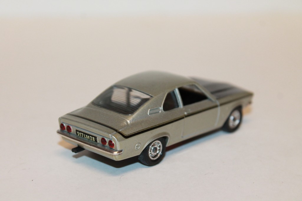 OPEL MANTA 1900 SR GRIS SOLIDO 1/43°