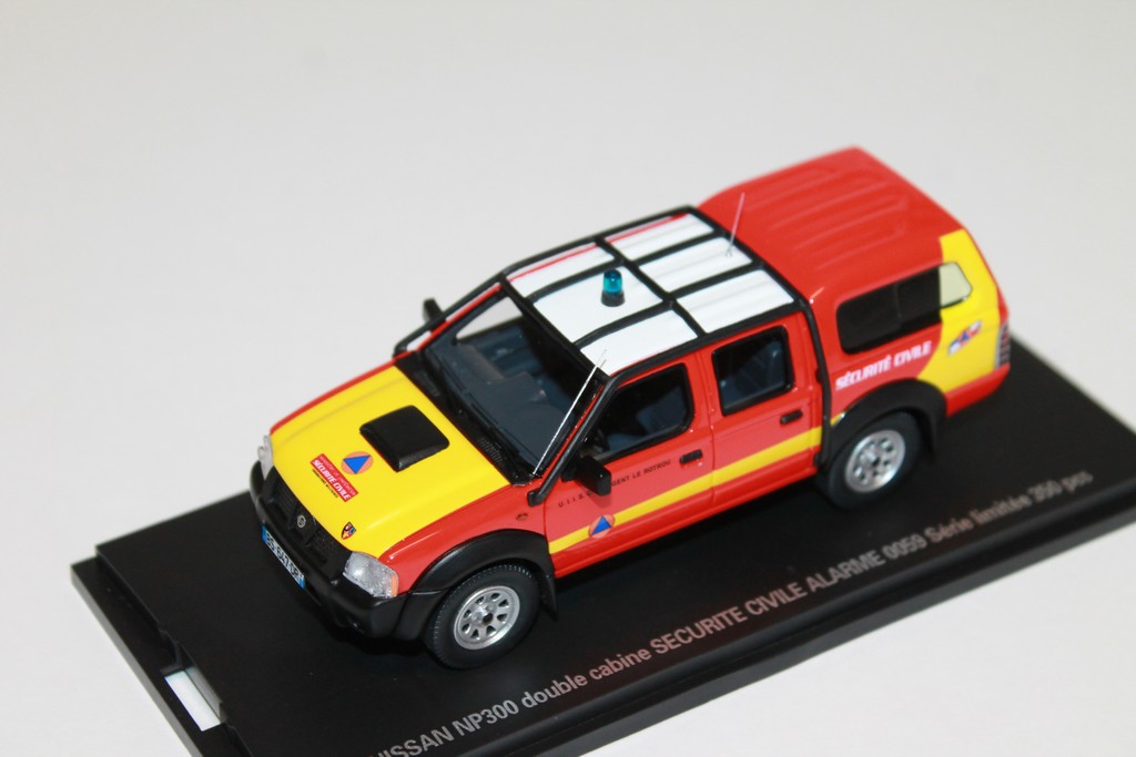 NISSAN NP300 DOUBLE CABINE SECURITE CIVILE 2011 ALARME 1/43°