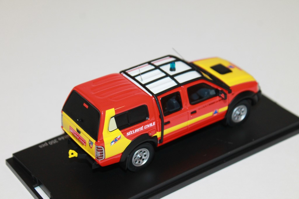 NISSAN NP300 DOUBLE CABINE SECURITE CIVILE 2011 ALARME 1/43°