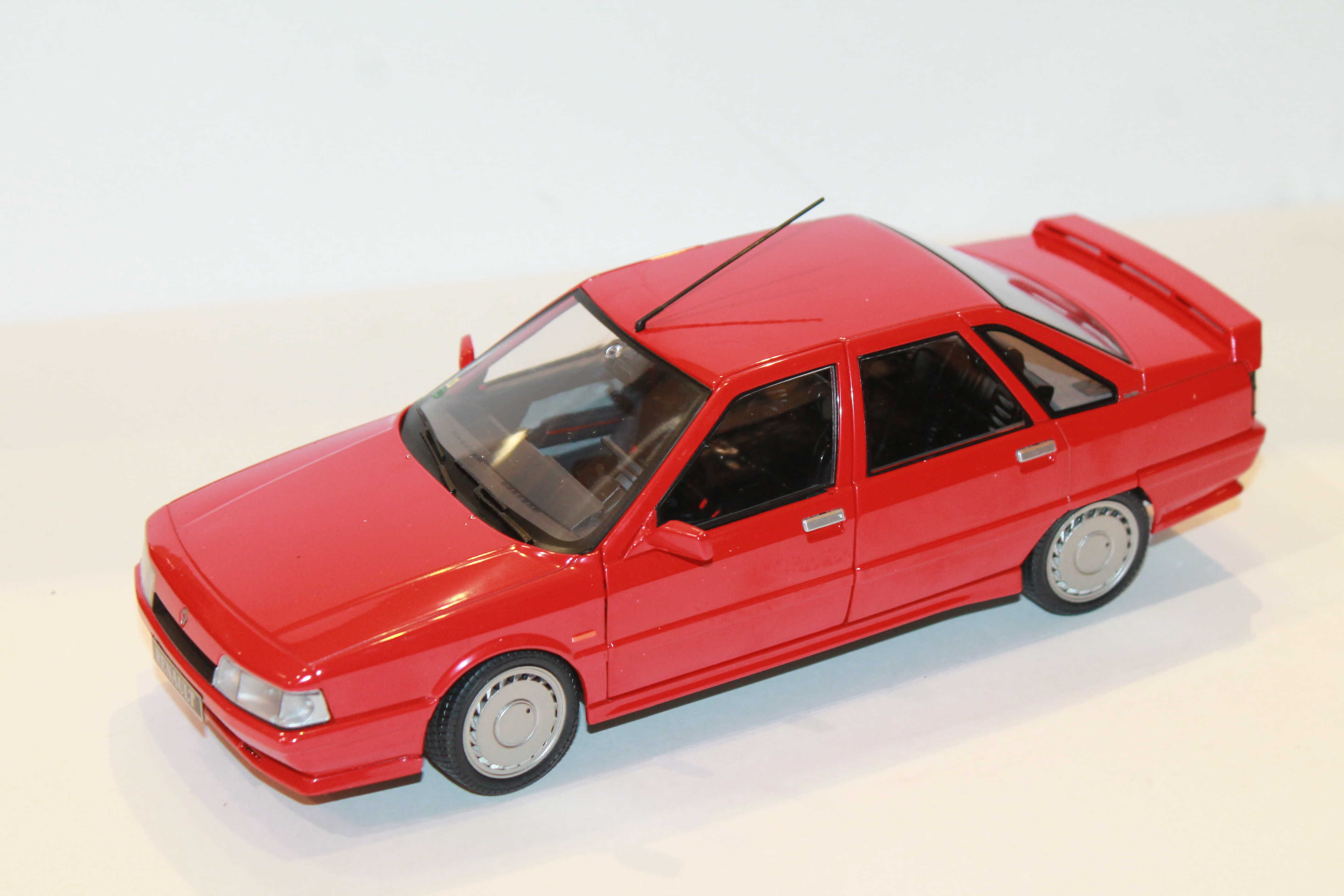 RENAULT 21 TURBO ROUGE MK1 1988 SOLIDO 1/18°