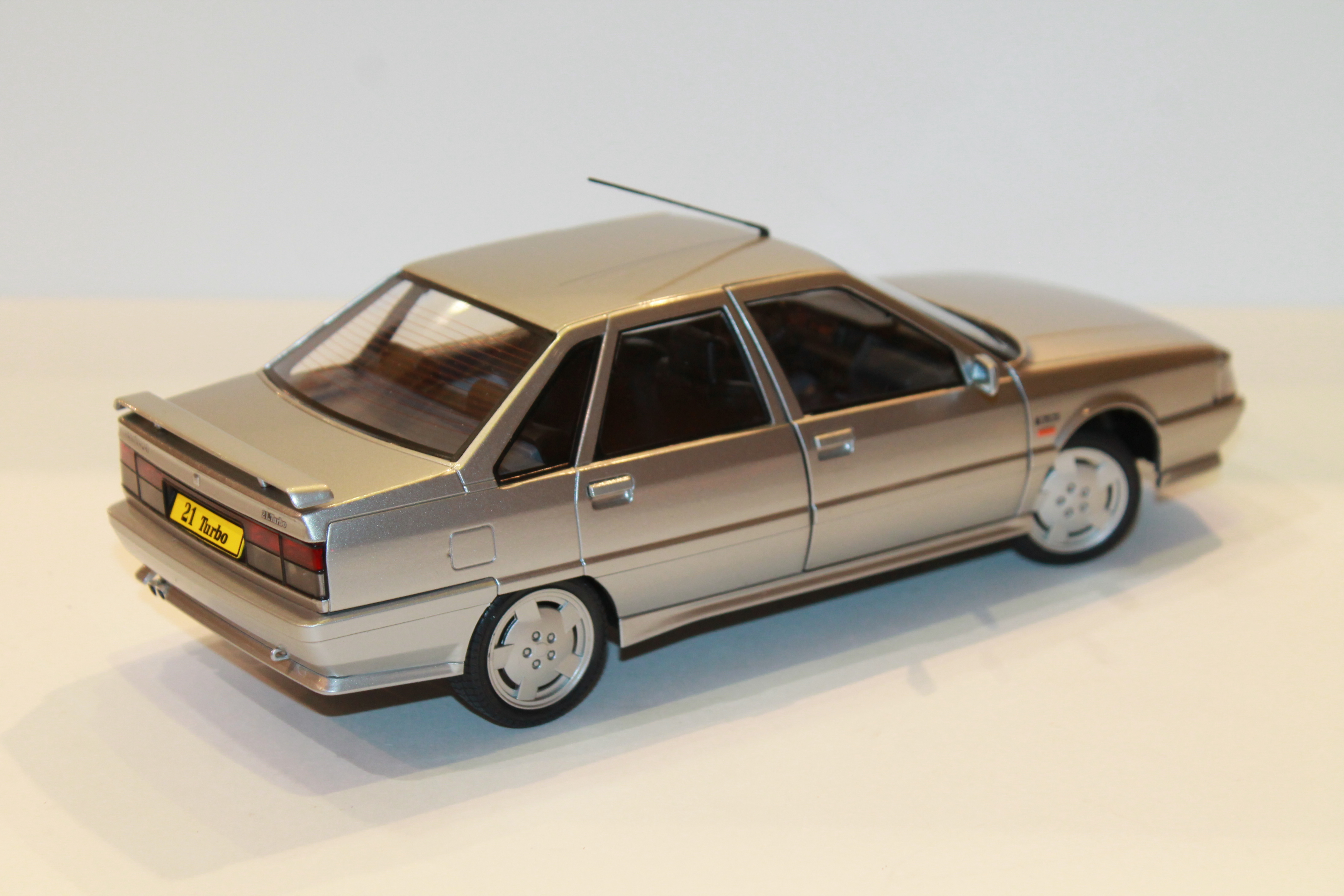 RENAULT 21 TURBO GRISE MK2 1990 SOLIDO 1/18°