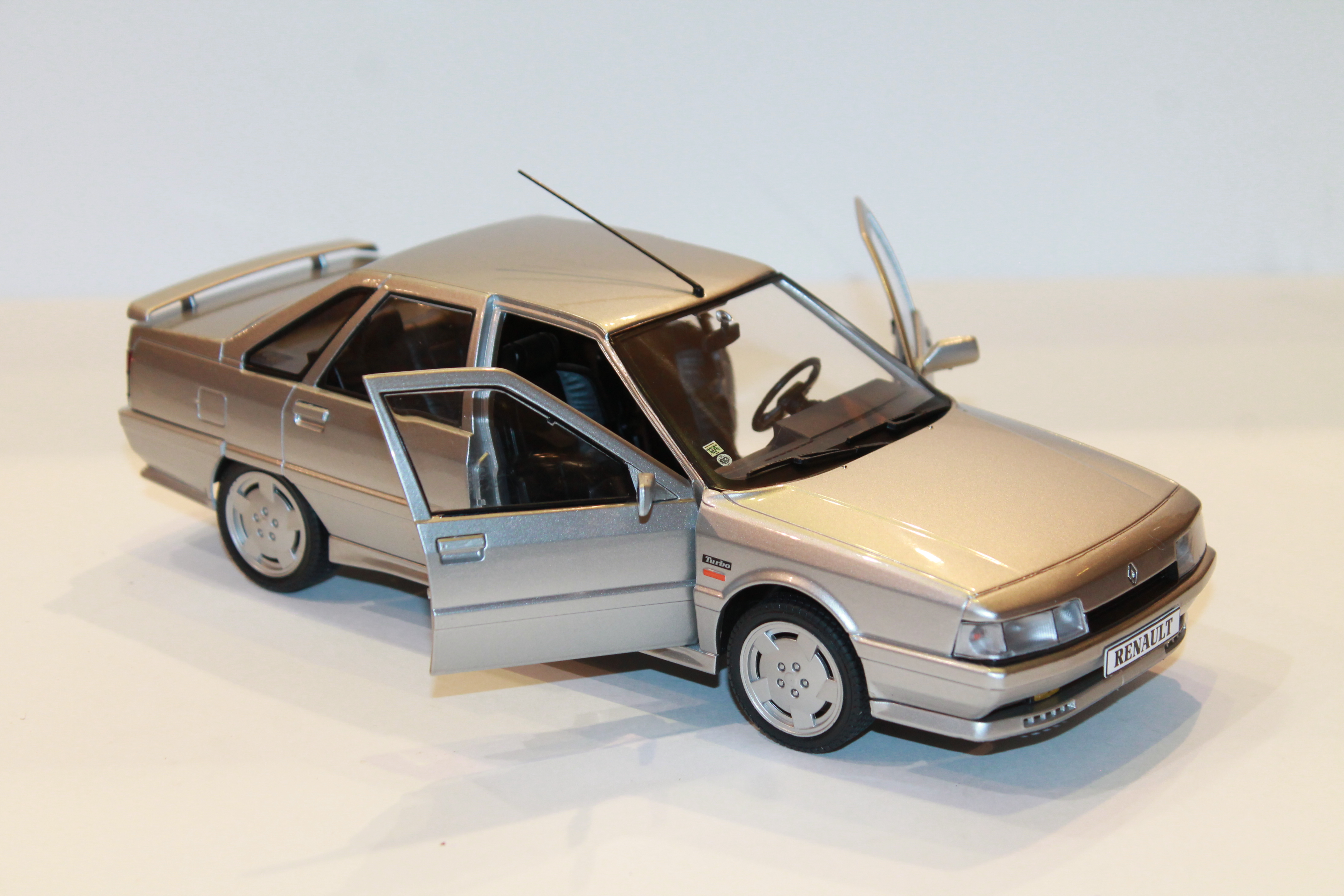 RENAULT 21 TURBO GRISE MK2 1990 SOLIDO 1/18°