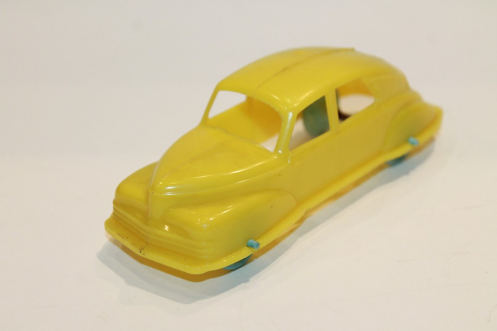 PEUGEOT 203 JAUNE JOUET PLASTIQUE 1/36°