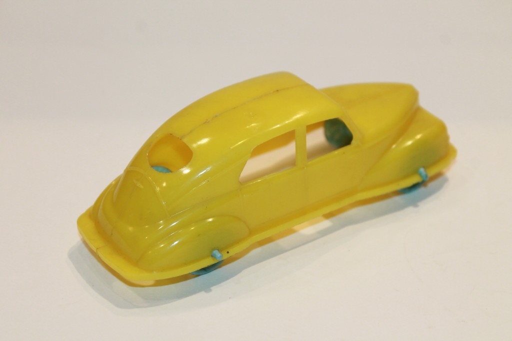 PEUGEOT 203 JAUNE JOUET PLASTIQUE 1/36°