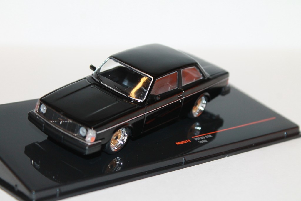 VOLVO 242 NOIR 1980 IXO 1/43°