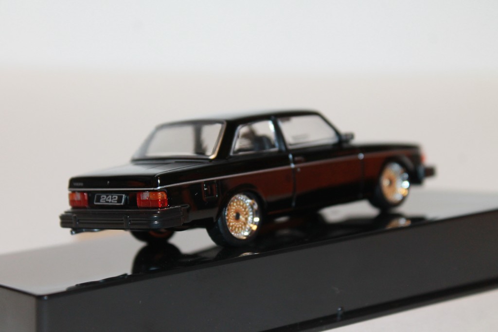 VOLVO 242 NOIR 1980 IXO 1/43°