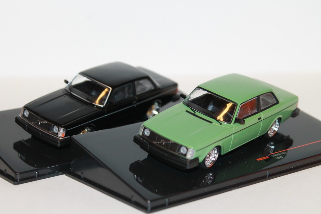 VOLVO 242 BLACK & GREEN 1980 IXO 1/43°