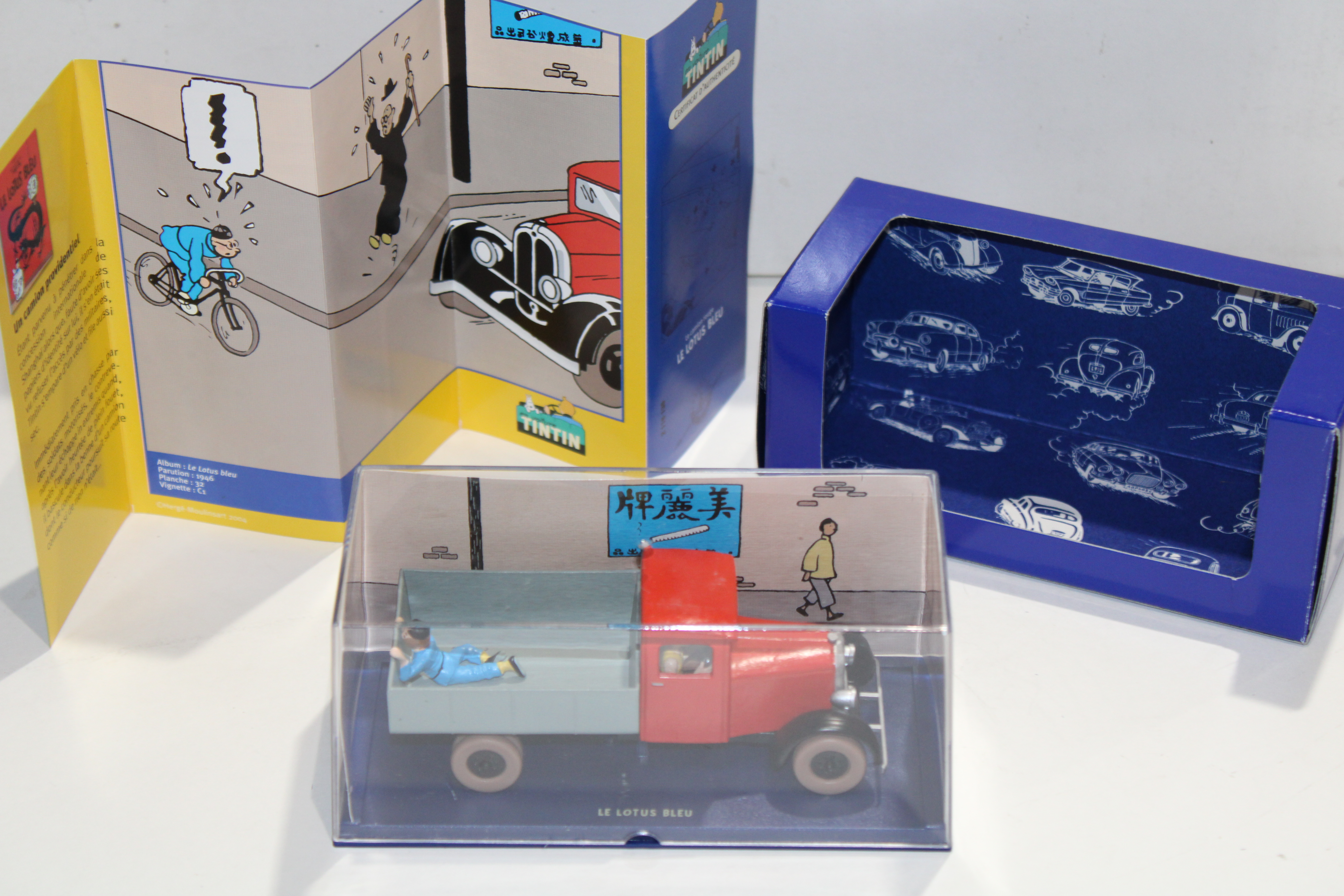 LE CAMION ROUGE DU LOTUS BLEU 1/43 COLL: EN VOITURE TINTIN