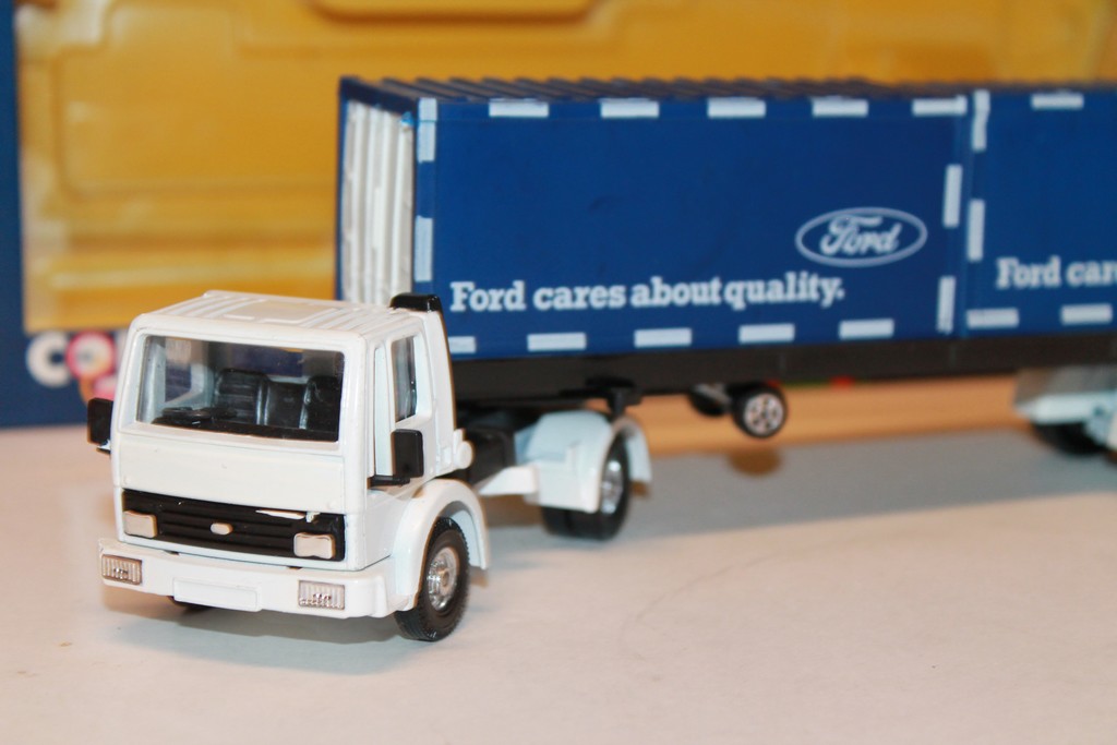 CAMION FORD ARTIC BLEU ET BLANC CORGI 1/43°