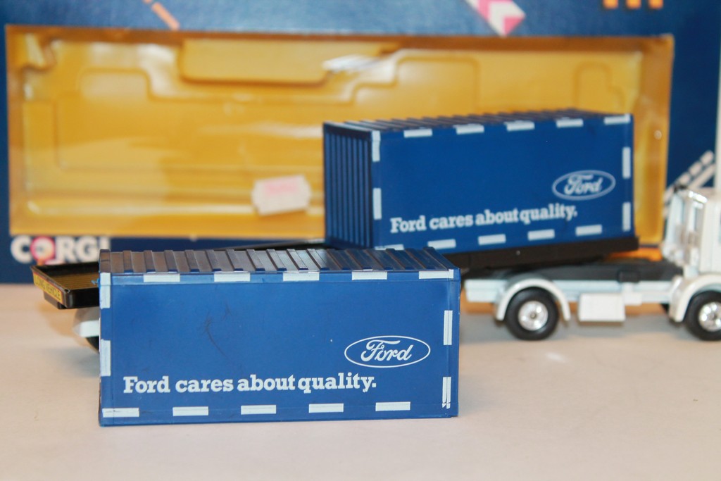 CAMION FORD ARTIC BLEU ET BLANC CORGI 1/43°