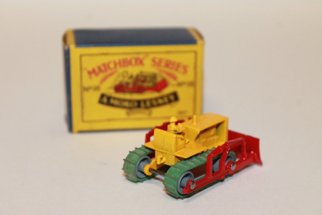 BULLDOZER MATCHBOX 1/64°