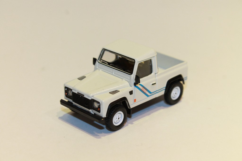 LAND ROVER DEFENDER 90 PICK-UP WHITE MINIGT 1/64°