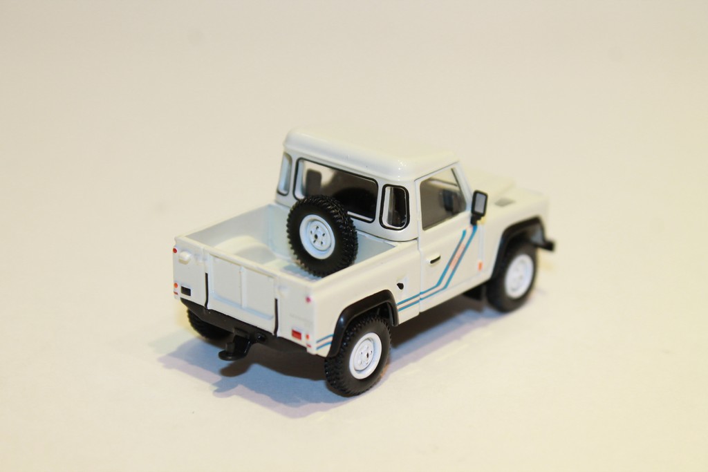 LAND ROVER DEFENDER 90 PICK-UP WHITE MINIGT 1/64°