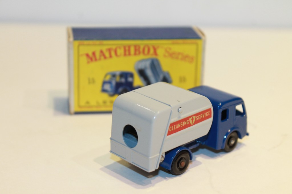 TIPPAX REFUSE TRUCK "CLEANING SERVICE" MATCHBOX 1/64°