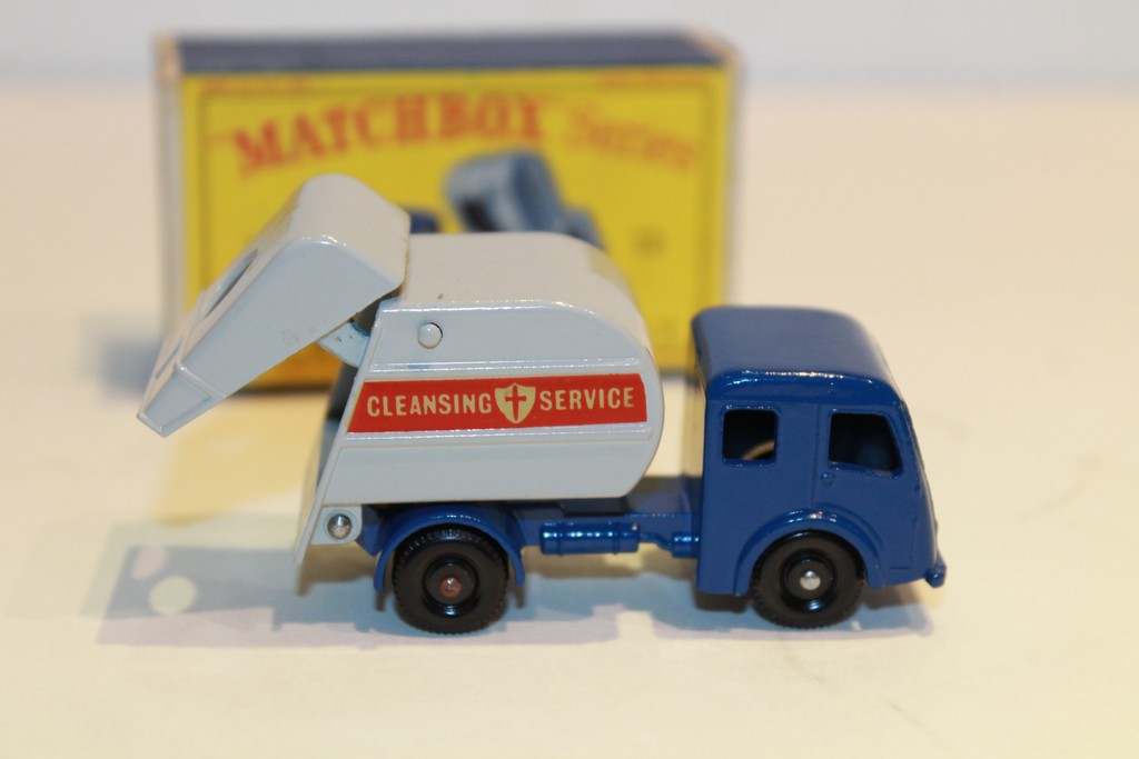 TIPPAX REFUSE TRUCK "CLEANING SERVICE" MATCHBOX 1/64°