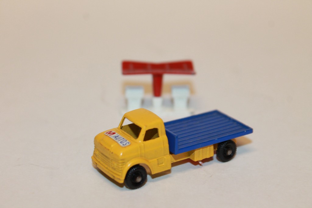 CAMION AVEC POMPE À ESSENCE TUF-TOTS 1/64°