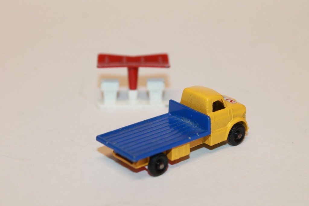 CAMION AVEC POMPE À ESSENCE TUF-TOTS 1/64°