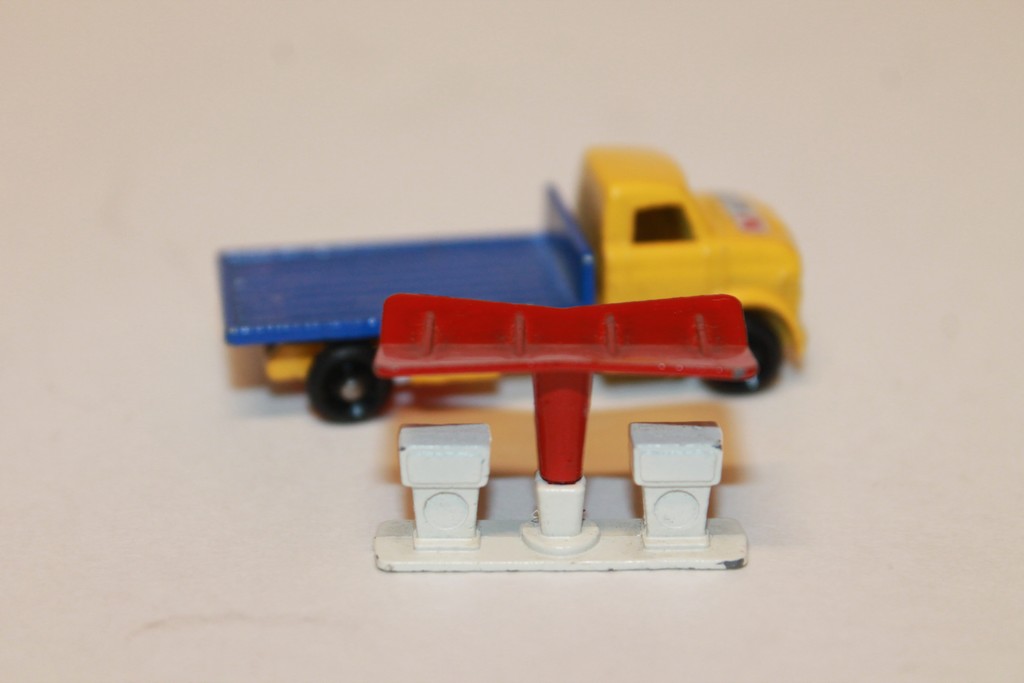 CAMION AVEC POMPE À ESSENCE TUF-TOTS 1/64°