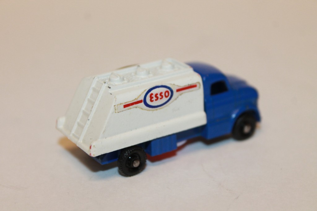 TRUCK TRANSPORTING PETROL "ESSO" TUF-TOTS 1/64°