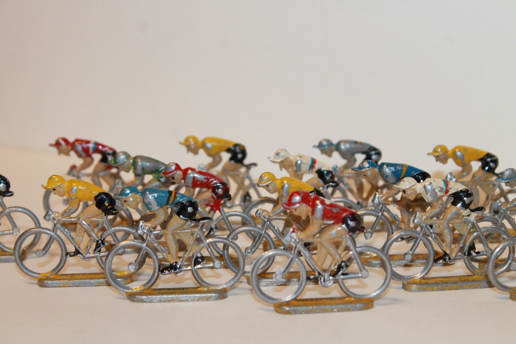 SET OF 16 CYCLISTS TDF QUIRALU COFALU