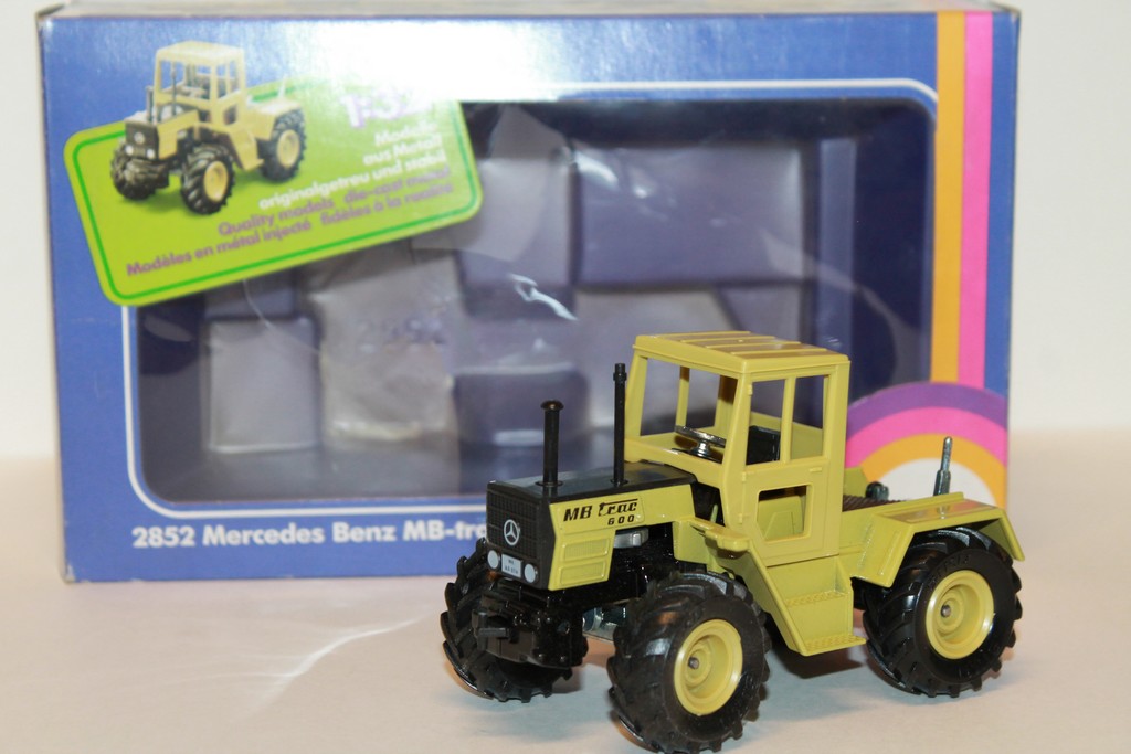 MERCEDES-BENZ TRACTEUR 800 VERT SIKU 1/32°