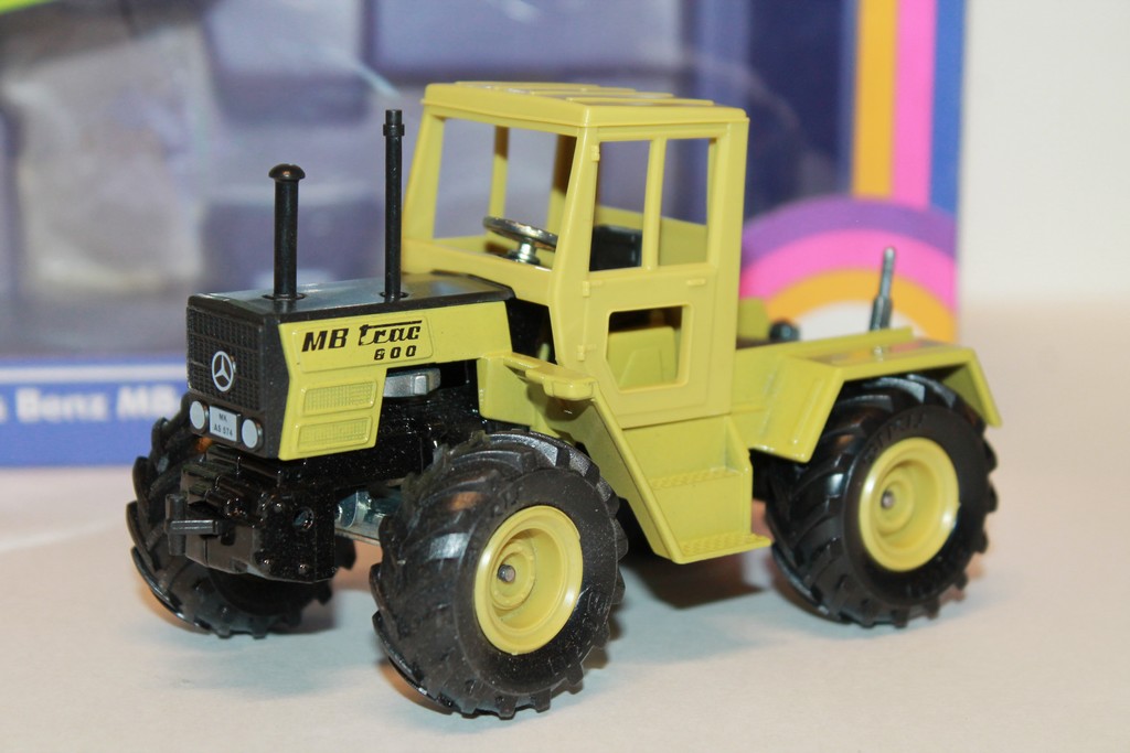 MERCEDES-BENZ TRACTEUR 800 VERT SIKU 1/32°