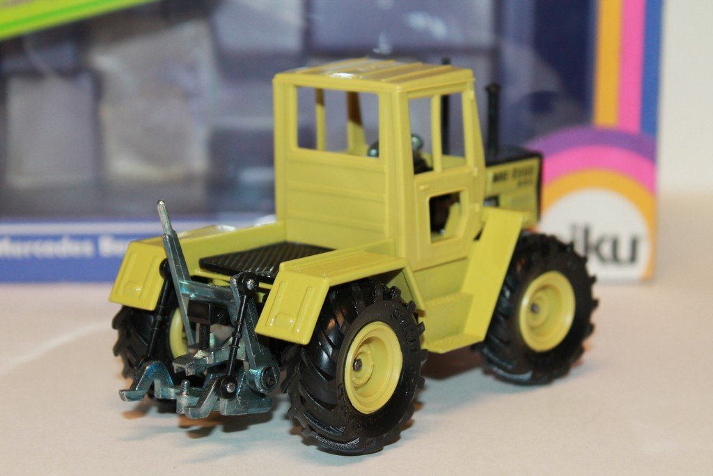 MERCEDES-BENZ TRACTEUR 800 VERT SIKU 1/32°