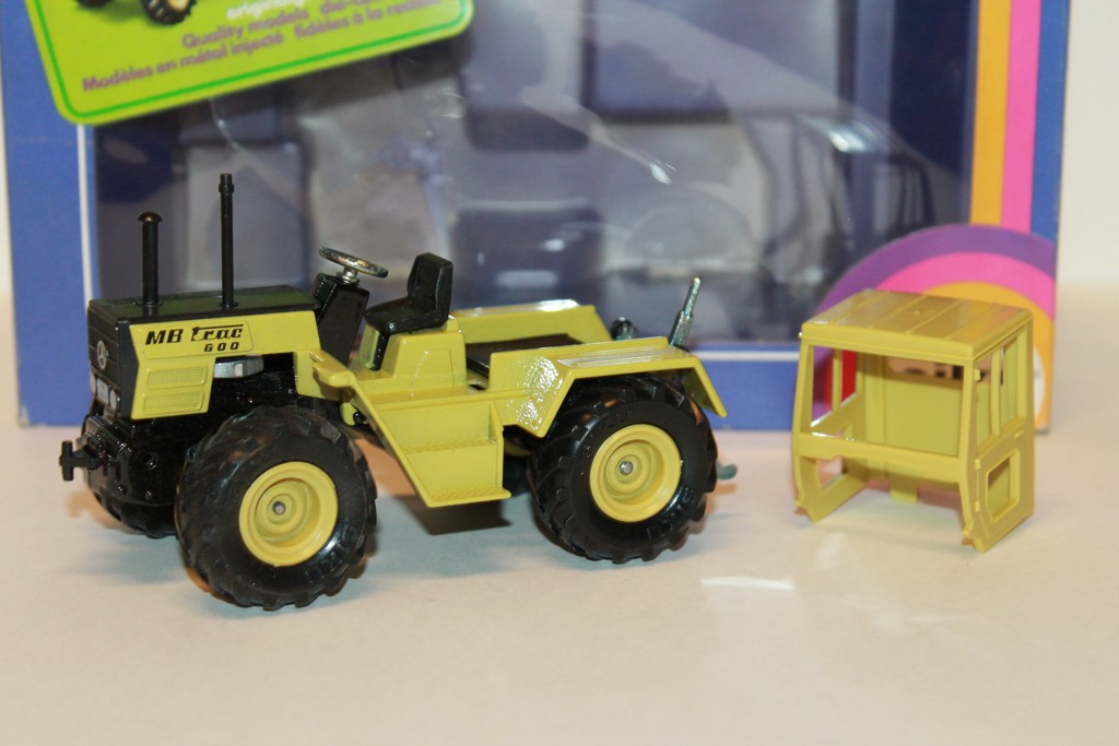 MERCEDES-BENZ TRACTEUR 800 VERT SIKU 1/32°