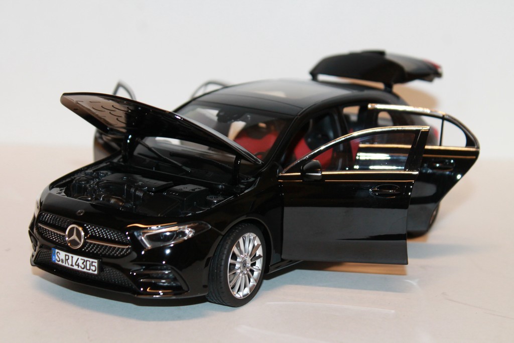 MERCEDES-BENZ A-CLASS AMG LINE 2018 BLACK NOREV 1/18°