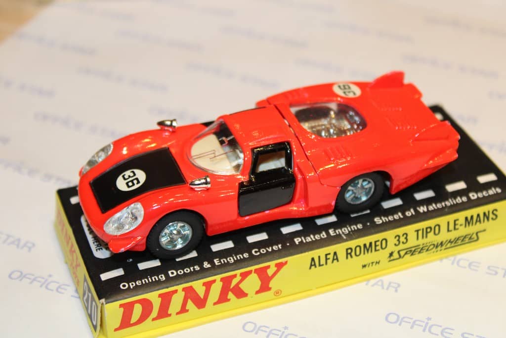 Alfa romeo rouge 33 Tipo LE-MANS DINKY
