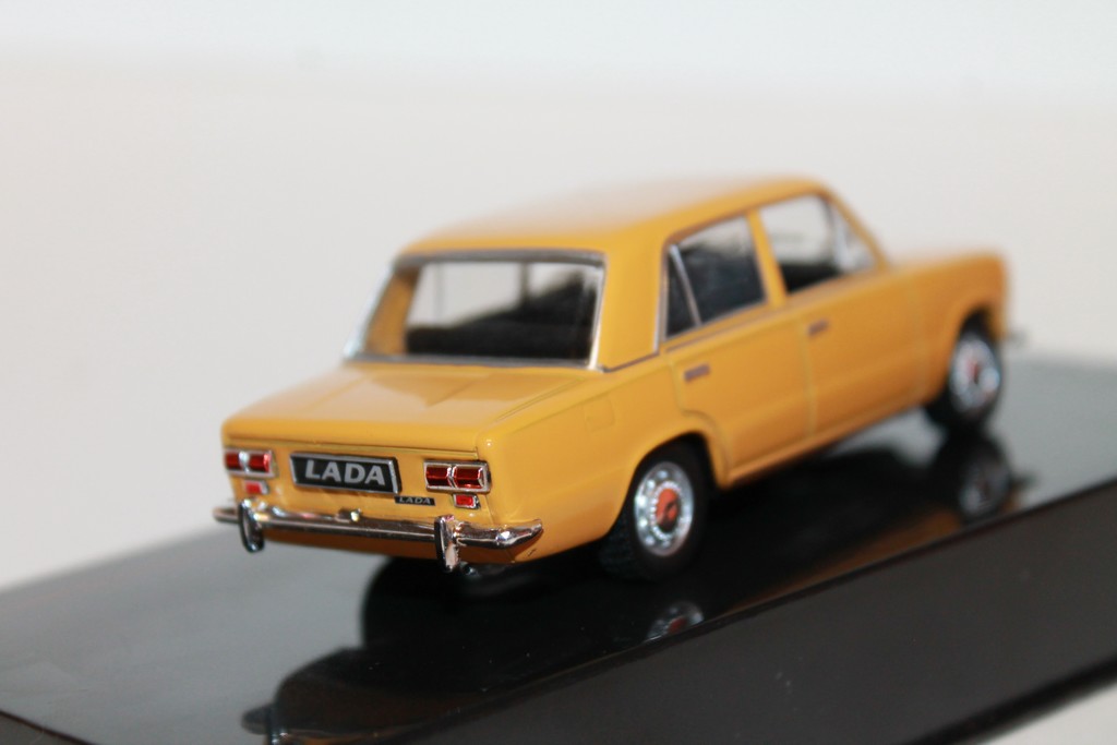 LADA 1200 JAUNE 1970 IXO 1/43°