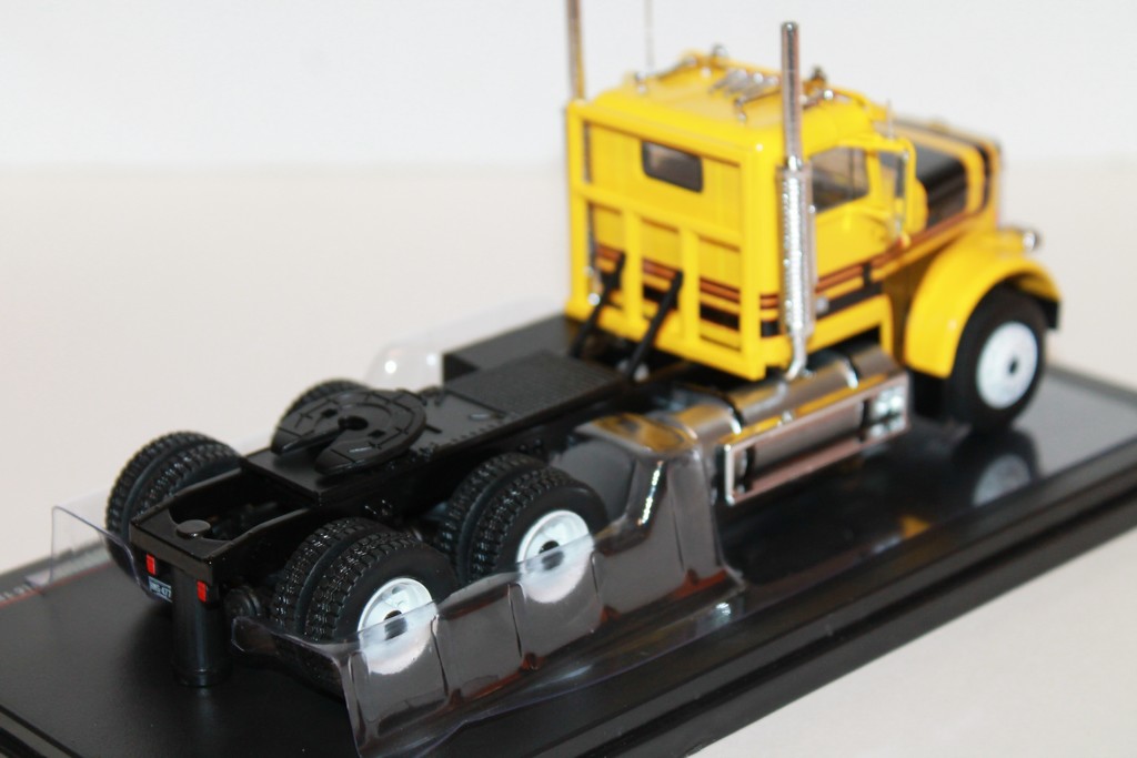 FREIGHTLINER FLC 120 64 T JAUNE 1977 IXO 1/43°