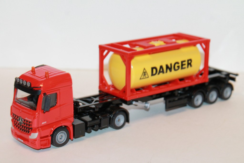 MERCEDES-BENZ LKW MIT TANCONTAINER CAMION CITERNE SIKU 1/50°