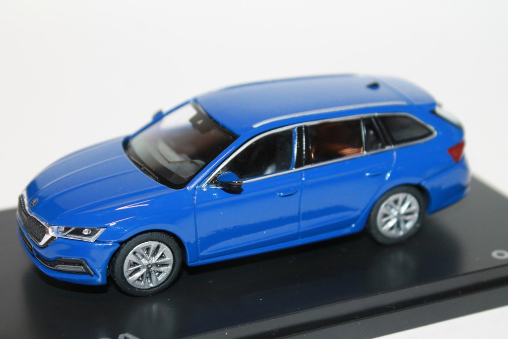 SKODA OCTAVIA IV COMBI BLEU ABREX 1/43°