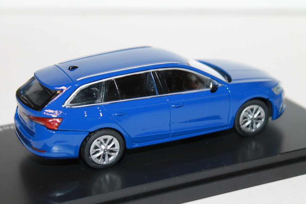 SKODA OCTAVIA IV COMBI BLEU ABREX 1/43°