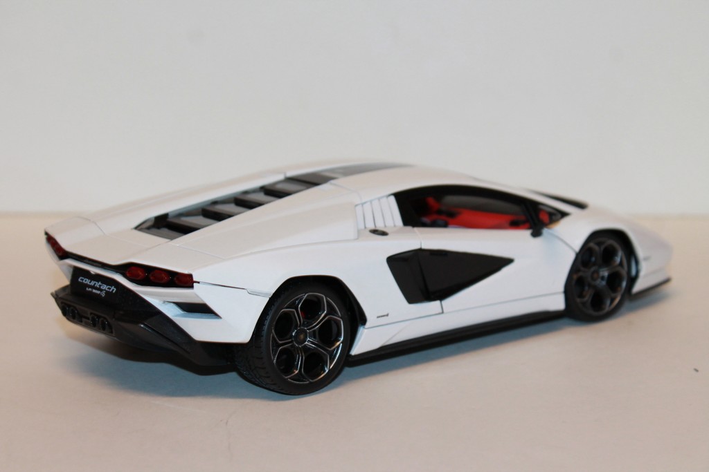 LAMBORGHINI COUNTACH LPI 800-4 BLANC MAISTO 1/18°