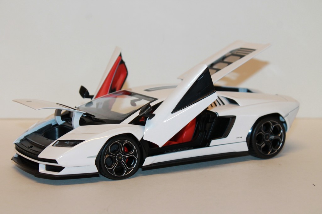 LAMBORGHINI COUNTACH LPI 800-4 BLANC MAISTO 1/18°