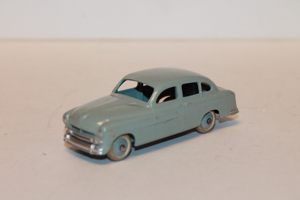 FORD VEDETTE GRIS 1950 DINKY TOYS 1/43°