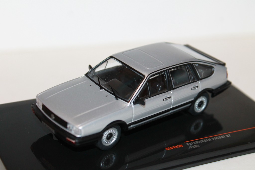 VOLKSWAGEN PASSAT B2 GRIS 1985 IXO 1/43°