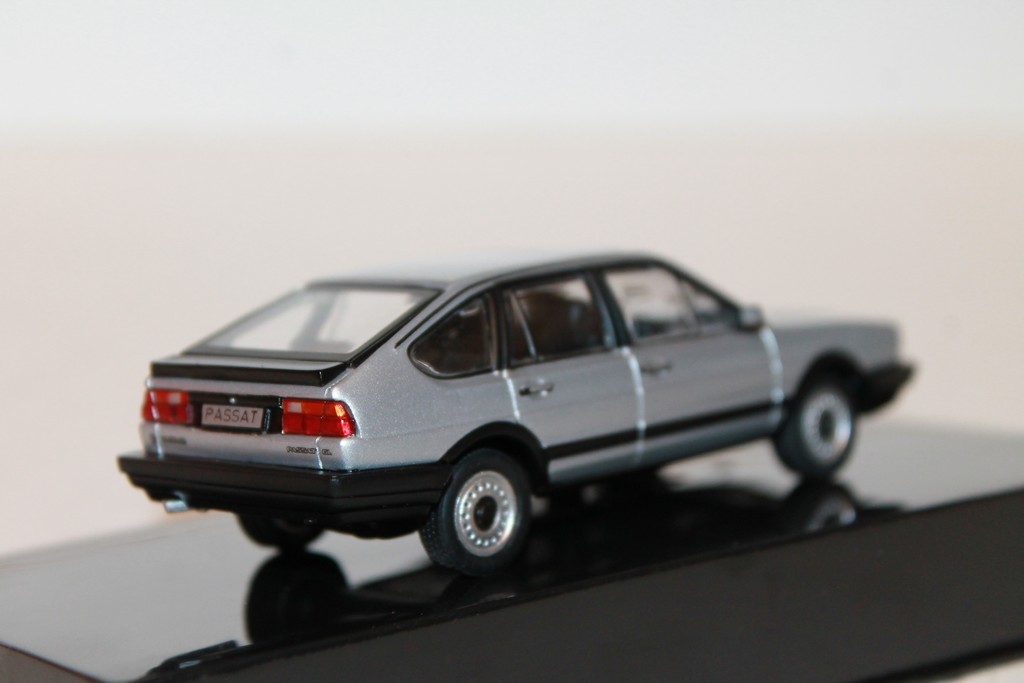 VOLKSWAGEN PASSAT B2 GRIS 1985 IXO 1/43°