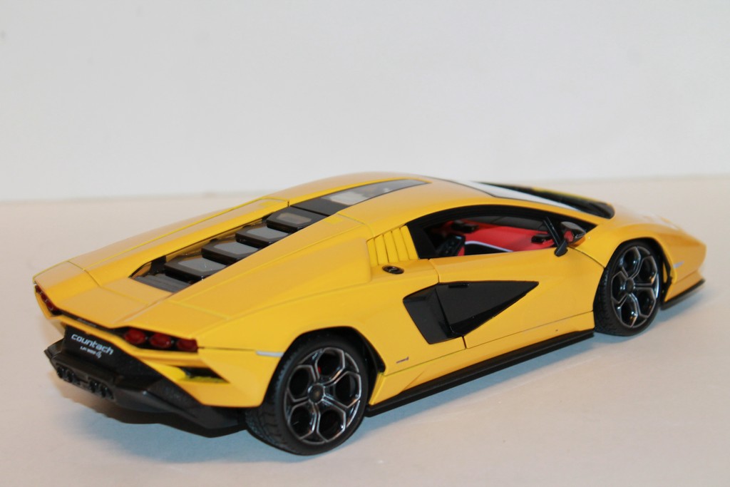 LAMBORGHINI CONTACH LPI 800-4 JAUNE MAISTO 1/18°