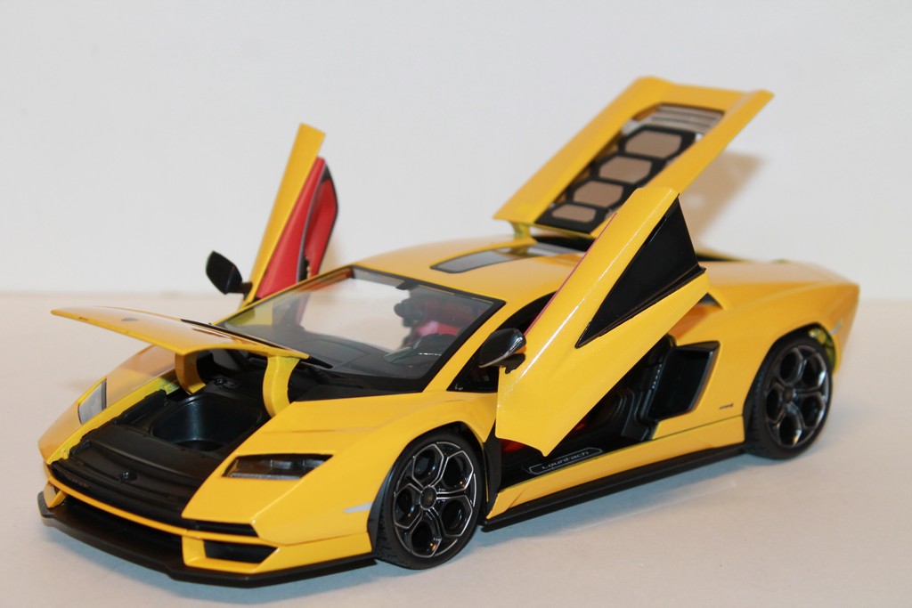 LAMBORGHINI CONTACH LPI 800-4 JAUNE MAISTO 1/18°