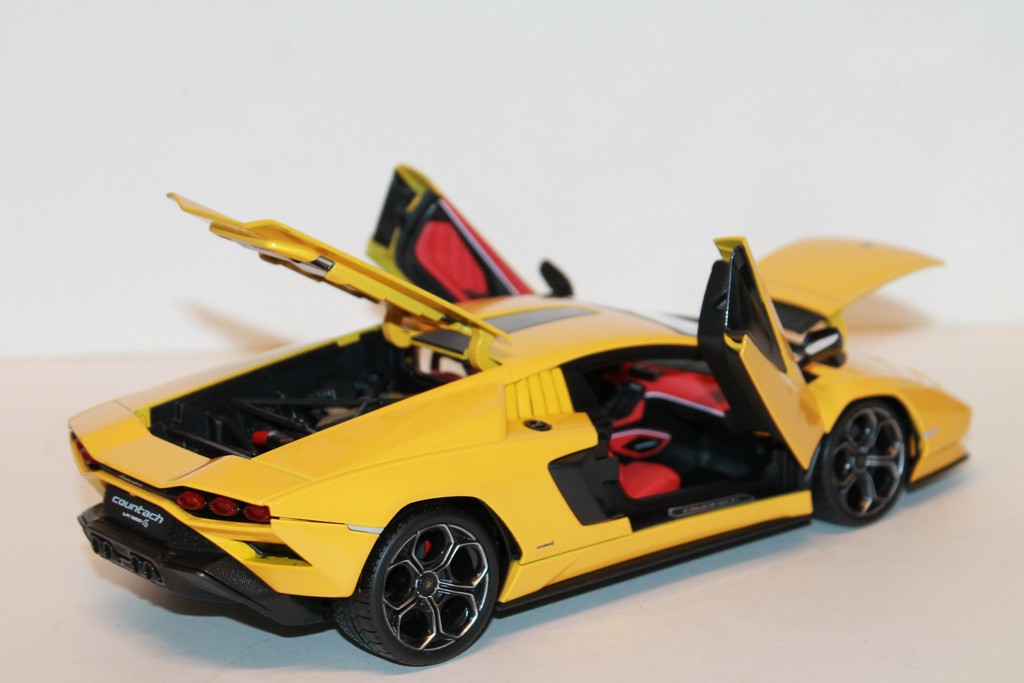 LAMBORGHINI CONTACH LPI 800-4 JAUNE MAISTO 1/18°